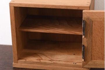 アンティーク雑貨　昭和レトロ　ブナ材　淡い色の木肌が魅力的な開き戸の収納箱(木箱、小物収納)