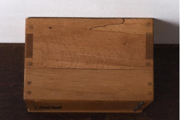 アンティーク雑貨　昭和レトロ　ブナ材　淡い色の木肌が魅力的な開き戸の収納箱(木箱、小物収納)