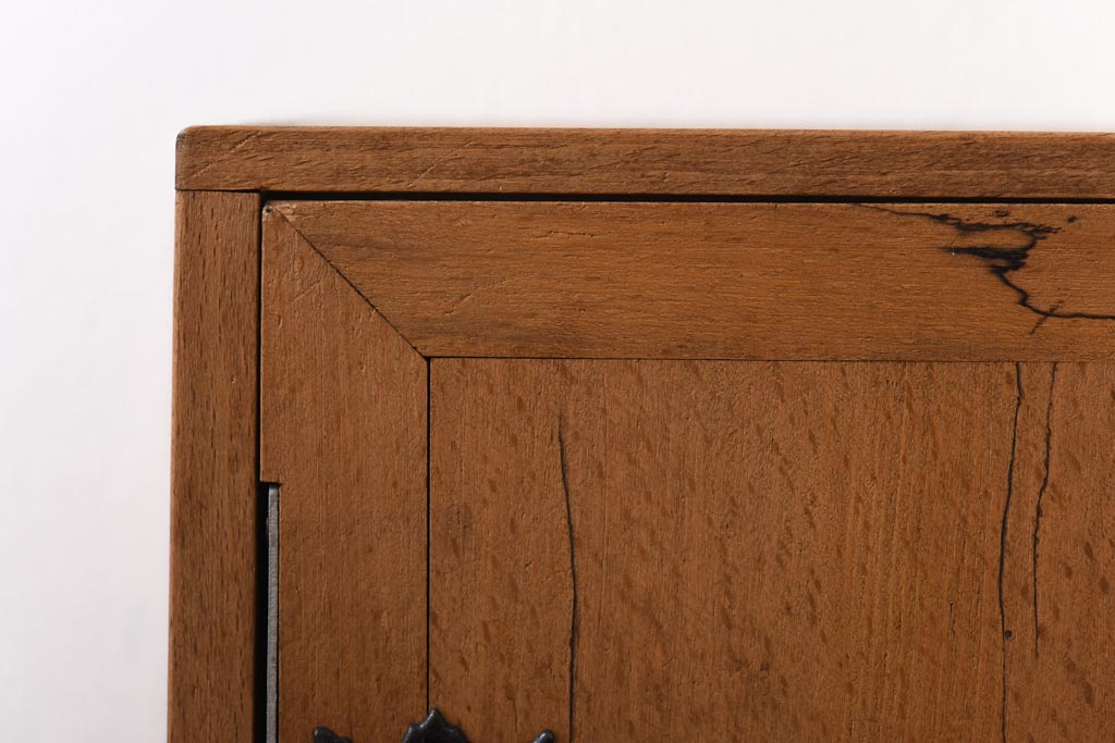 アンティーク雑貨　昭和レトロ　ブナ材　淡い色の木肌が魅力的な開き戸の収納箱(木箱、小物収納)