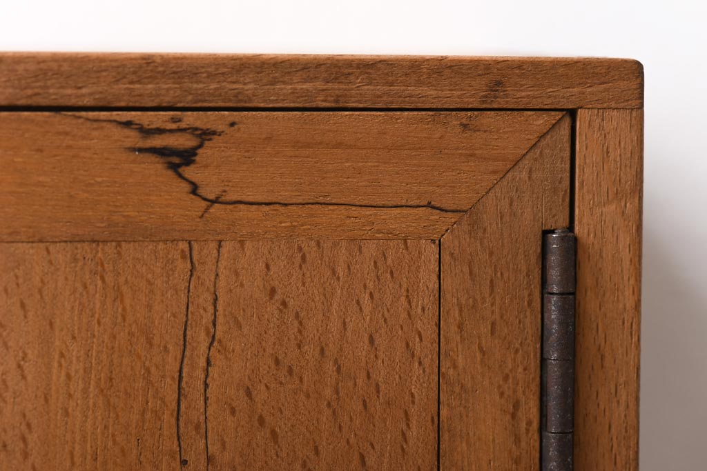 アンティーク雑貨　昭和レトロ　ブナ材　淡い色の木肌が魅力的な開き戸の収納箱(木箱、小物収納)