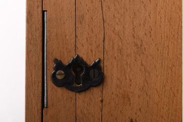 アンティーク雑貨　昭和レトロ　ブナ材　淡い色の木肌が魅力的な開き戸の収納箱(木箱、小物収納)