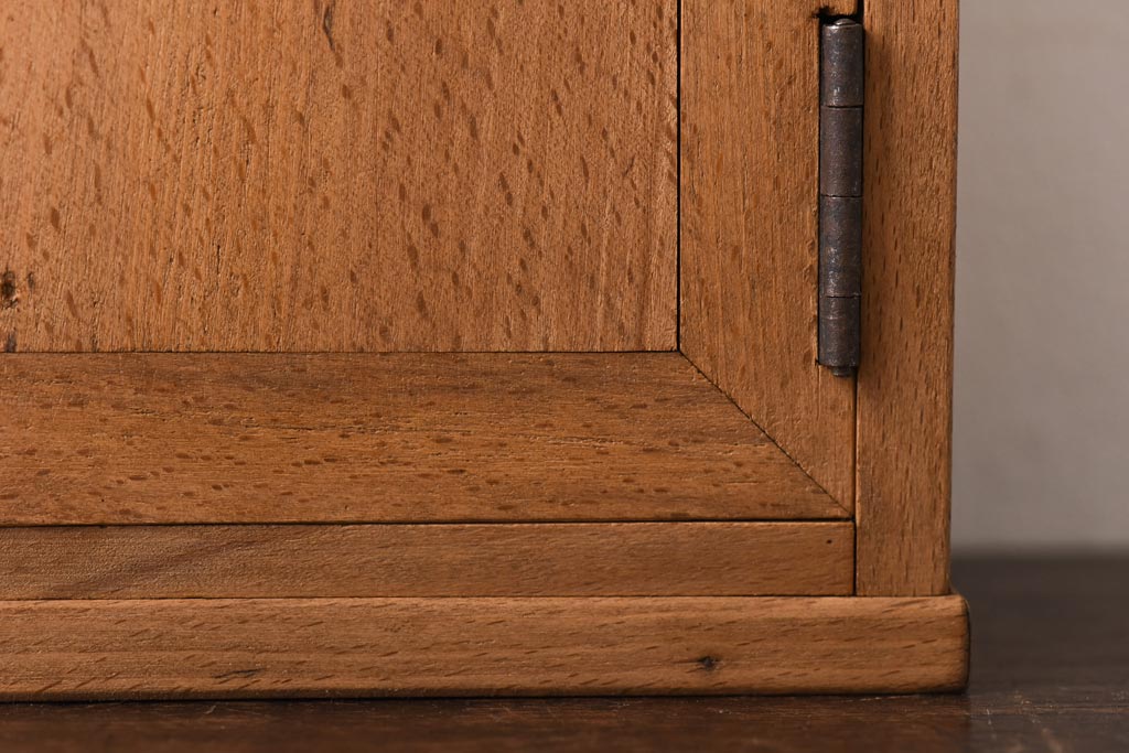 アンティーク雑貨　昭和レトロ　ブナ材　淡い色の木肌が魅力的な開き戸の収納箱(木箱、小物収納)