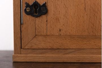 アンティーク雑貨　昭和レトロ　ブナ材　淡い色の木肌が魅力的な開き戸の収納箱(木箱、小物収納)