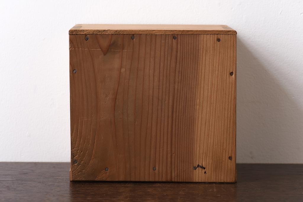 アンティーク雑貨　昭和レトロ　ブナ材　淡い色の木肌が魅力的な開き戸の収納箱(木箱、小物収納)