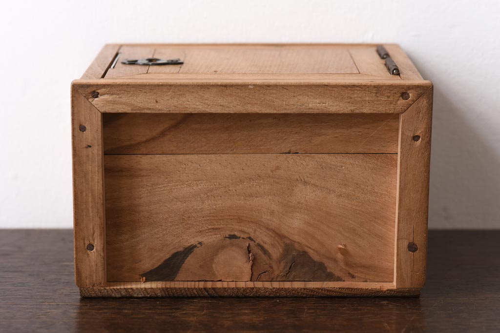 アンティーク雑貨　昭和レトロ　ブナ材　淡い色の木肌が魅力的な開き戸の収納箱(木箱、小物収納)