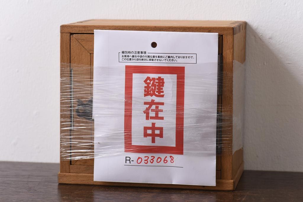 アンティーク雑貨　昭和レトロ　ブナ材　淡い色の木肌が魅力的な開き戸の収納箱(木箱、小物収納)