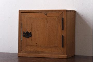 アンティーク雑貨　昭和レトロ　ブナ材　淡い色の木肌が魅力的な開き戸の収納箱(木箱、小物収納)