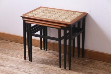 レトロ家具　北欧ビンテージ　チーク材　レトロなタイルトップのネストテーブル(サイドテーブル)