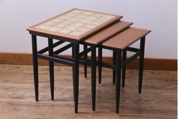 レトロ家具　北欧ビンテージ　チーク材　レトロなタイルトップのネストテーブル(サイドテーブル)