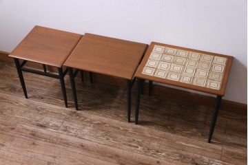 レトロ家具　北欧ビンテージ　チーク材　レトロなタイルトップのネストテーブル(サイドテーブル)