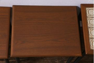 レトロ家具　北欧ビンテージ　チーク材　レトロなタイルトップのネストテーブル(サイドテーブル)