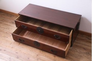 アンティーク家具　和製アンティーク　リメイク　前面栗材　桜丸金具　漆塗りが上品な印象を与える米沢箪笥ローボード(ローチェスト、引き出し)