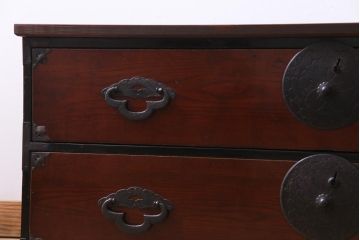 アンティーク家具　和製アンティーク　リメイク　前面栗材　桜丸金具　漆塗りが上品な印象を与える米沢箪笥ローボード(ローチェスト、引き出し)