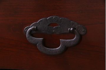 アンティーク家具　和製アンティーク　リメイク　前面栗材　桜丸金具　漆塗りが上品な印象を与える米沢箪笥ローボード(ローチェスト、引き出し)