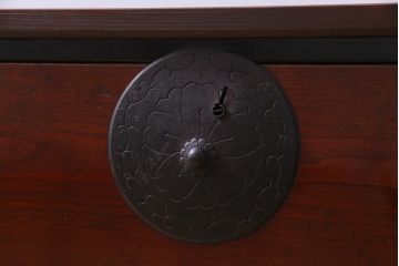アンティーク家具　和製アンティーク　リメイク　前面栗材　桜丸金具　漆塗りが上品な印象を与える米沢箪笥ローボード(ローチェスト、引き出し)