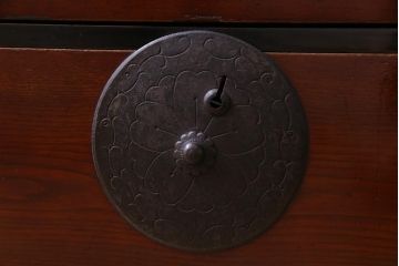 アンティーク家具　和製アンティーク　リメイク　前面栗材　桜丸金具　漆塗りが上品な印象を与える米沢箪笥ローボード(ローチェスト、引き出し)
