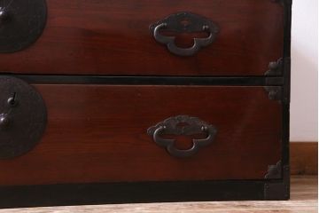 アンティーク家具　和製アンティーク　リメイク　前面栗材　桜丸金具　漆塗りが上品な印象を与える米沢箪笥ローボード(ローチェスト、引き出し)