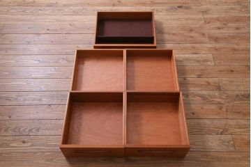 ヴィンテージ家具　北欧ビンテージ　G-PLAN(ジープラン)　2本脚が珍しい個性的なドレッサー(ドレッシングチェスト)