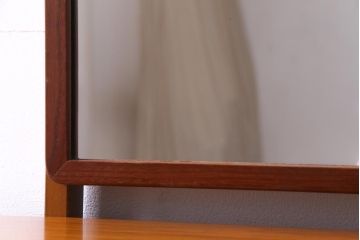 ヴィンテージ家具　北欧ビンテージ　G-PLAN(ジープラン)　2本脚が珍しい個性的なドレッサー(ドレッシングチェスト)