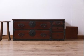 アンティーク家具　和製アンティーク　桜丸金具　漆塗り　和モダンの雰囲気漂う米沢箪笥ローボード(和タンス、ローボード、リビングボード、引き出し)