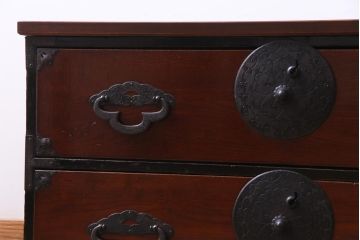 アンティーク家具　和製アンティーク　桜丸金具　漆塗り　和モダンの雰囲気漂う米沢箪笥ローボード(和タンス、ローボード、リビングボード、引き出し)