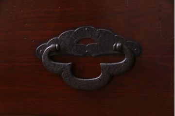 アンティーク家具　和製アンティーク　桜丸金具　漆塗り　和モダンの雰囲気漂う米沢箪笥ローボード(和タンス、ローボード、リビングボード、引き出し)