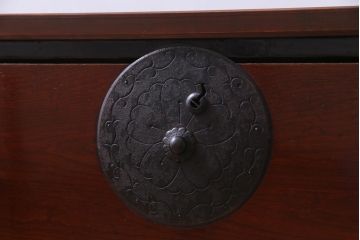 アンティーク家具　和製アンティーク　桜丸金具　漆塗り　和モダンの雰囲気漂う米沢箪笥ローボード(和タンス、ローボード、リビングボード、引き出し)