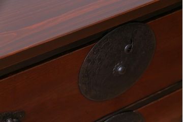 アンティーク家具　和製アンティーク　桜丸金具　漆塗り　和モダンの雰囲気漂う米沢箪笥ローボード(和タンス、ローボード、リビングボード、引き出し)