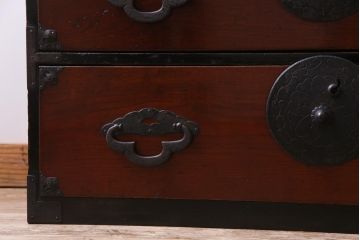 アンティーク家具　和製アンティーク　桜丸金具　漆塗り　和モダンの雰囲気漂う米沢箪笥ローボード(和タンス、ローボード、リビングボード、引き出し)