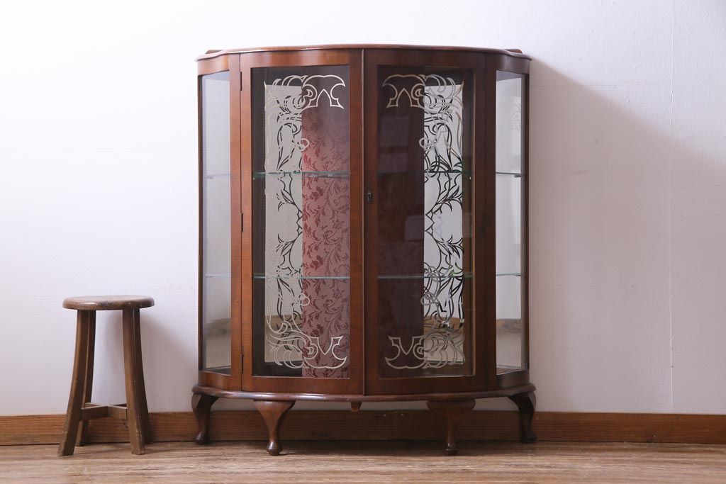 アンティーク家具　フランスアンティーク　ウォールナット材　エレガントな雰囲気が魅力のガラスケース(飾り棚、ガラスキャビネット)