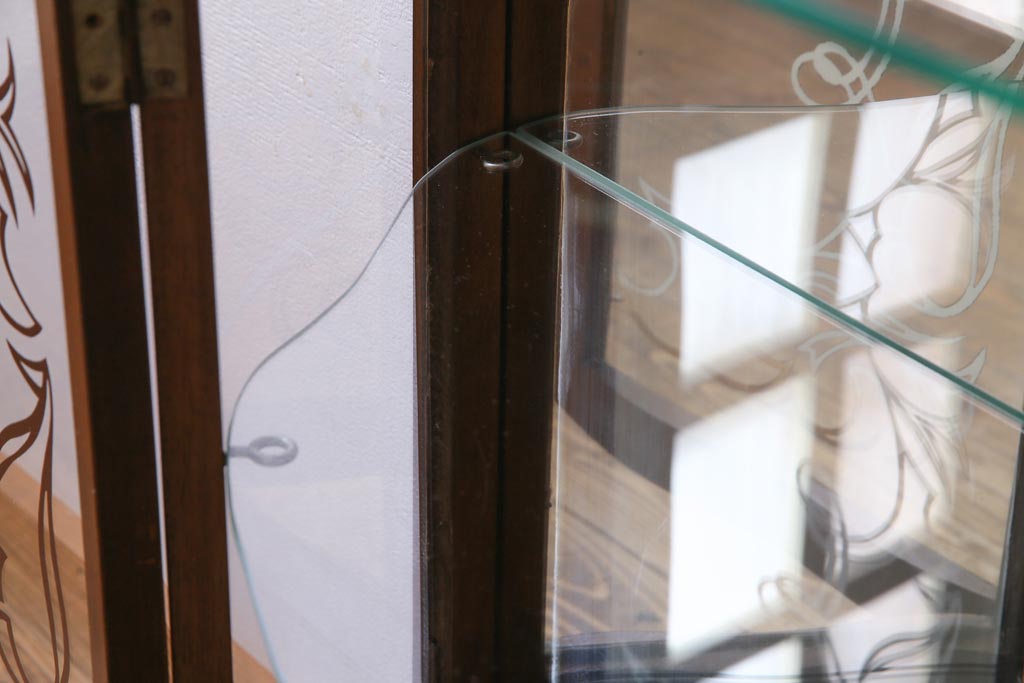 アンティーク家具　フランスアンティーク　ウォールナット材　エレガントな雰囲気が魅力のガラスケース(飾り棚、ガラスキャビネット)