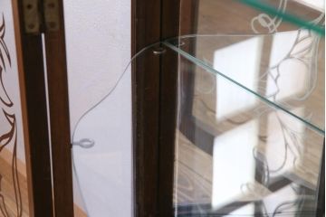 アンティーク家具　フランスアンティーク　ウォールナット材　エレガントな雰囲気が魅力のガラスケース(飾り棚、ガラスキャビネット)