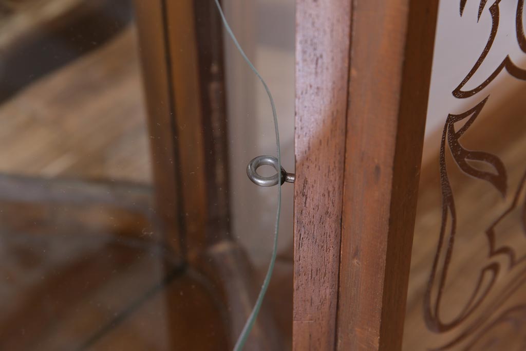 アンティーク家具　フランスアンティーク　ウォールナット材　エレガントな雰囲気が魅力のガラスケース(飾り棚、ガラスキャビネット)