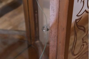 アンティーク家具　フランスアンティーク　ウォールナット材　エレガントな雰囲気が魅力のガラスケース(飾り棚、ガラスキャビネット)