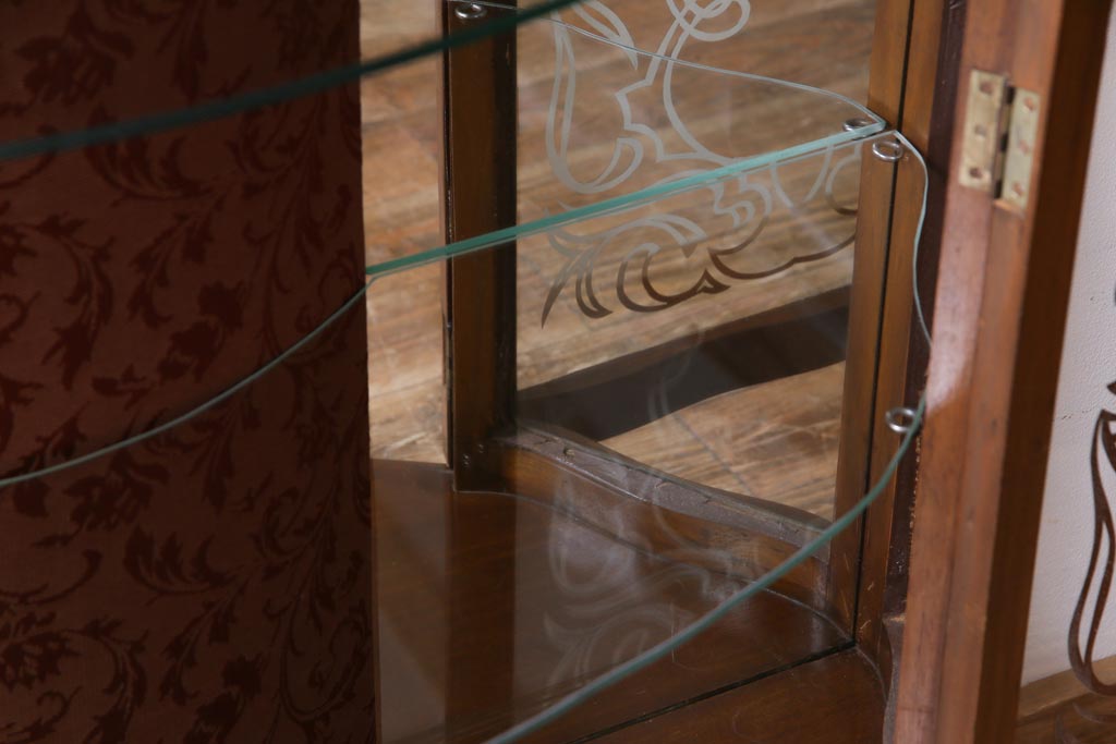 アンティーク家具　フランスアンティーク　ウォールナット材　エレガントな雰囲気が魅力のガラスケース(飾り棚、ガラスキャビネット)