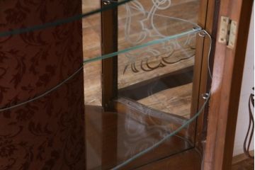 アンティーク家具　フランスアンティーク　ウォールナット材　エレガントな雰囲気が魅力のガラスケース(飾り棚、ガラスキャビネット)