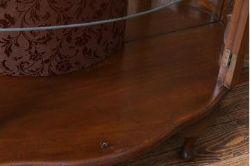 アンティーク家具　フランスアンティーク　ウォールナット材　エレガントな雰囲気が魅力のガラスケース(飾り棚、ガラスキャビネット)