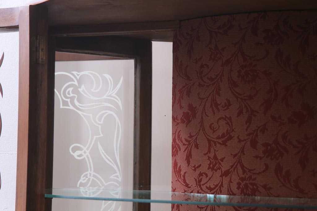 アンティーク家具　フランスアンティーク　ウォールナット材　エレガントな雰囲気が魅力のガラスケース(飾り棚、ガラスキャビネット)