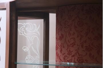 アンティーク家具　フランスアンティーク　ウォールナット材　エレガントな雰囲気が魅力のガラスケース(飾り棚、ガラスキャビネット)