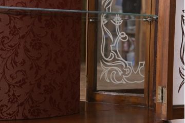 アンティーク家具　フランスアンティーク　ウォールナット材　エレガントな雰囲気が魅力のガラスケース(飾り棚、ガラスキャビネット)