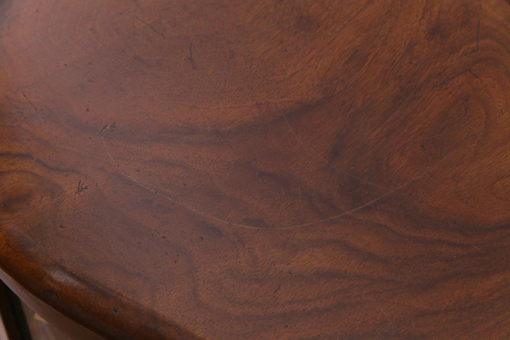 アンティーク家具　フランスアンティーク　ウォールナット材　エレガントな雰囲気が魅力のガラスケース(飾り棚、ガラスキャビネット)