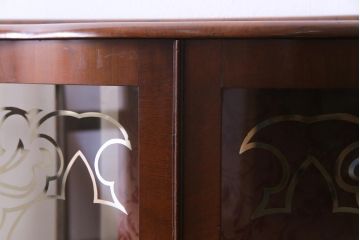 アンティーク家具　フランスアンティーク　ウォールナット材　エレガントな雰囲気が魅力のガラスケース(飾り棚、ガラスキャビネット)