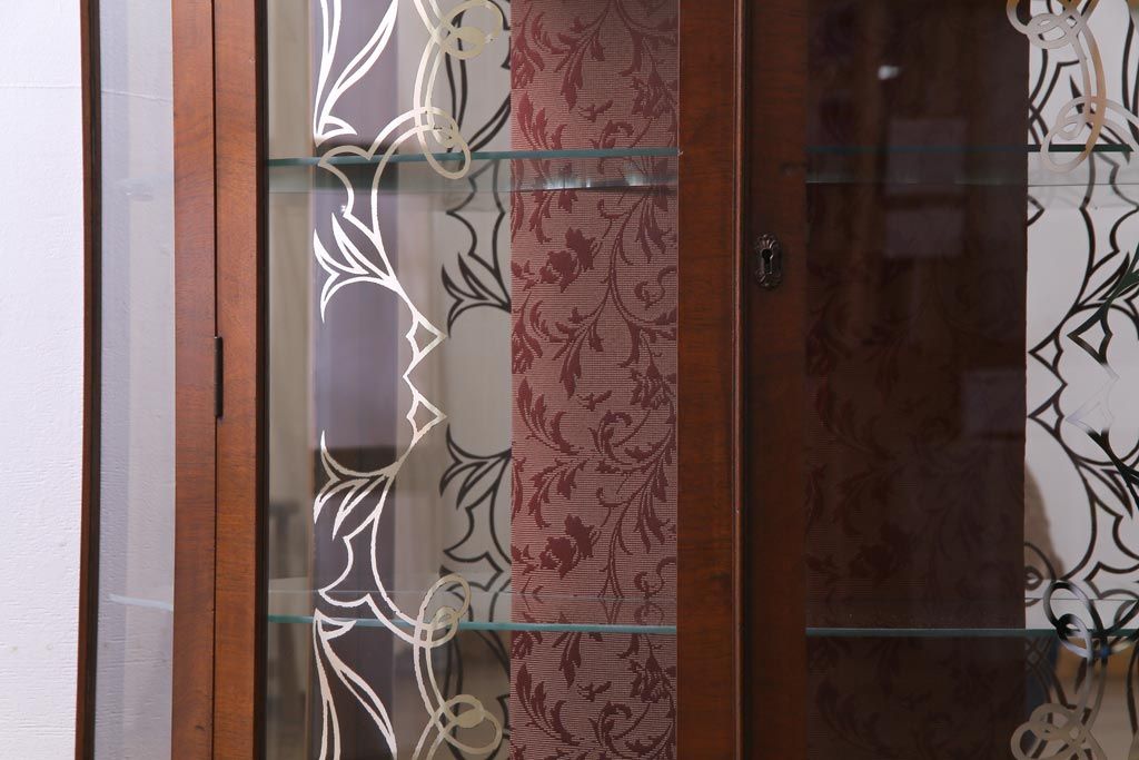 アンティーク家具　フランスアンティーク　ウォールナット材　エレガントな雰囲気が魅力のガラスケース(飾り棚、ガラスキャビネット)