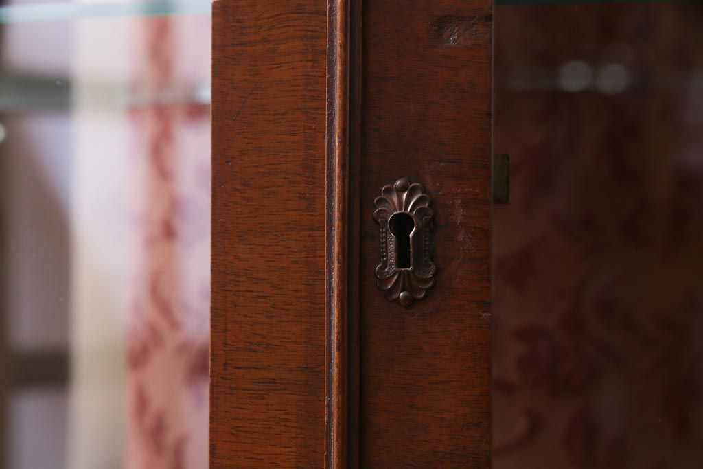 アンティーク家具　フランスアンティーク　ウォールナット材　エレガントな雰囲気が魅力のガラスケース(飾り棚、ガラスキャビネット)