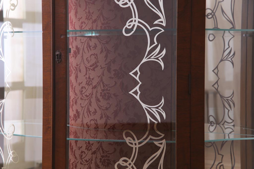 アンティーク家具　フランスアンティーク　ウォールナット材　エレガントな雰囲気が魅力のガラスケース(飾り棚、ガラスキャビネット)