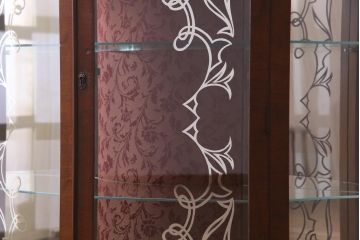 アンティーク家具　フランスアンティーク　ウォールナット材　エレガントな雰囲気が魅力のガラスケース(飾り棚、ガラスキャビネット)