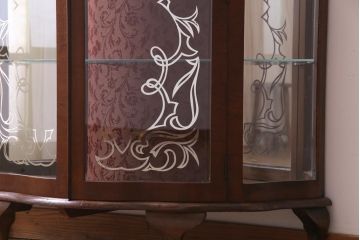 アンティーク家具　フランスアンティーク　ウォールナット材　エレガントな雰囲気が魅力のガラスケース(飾り棚、ガラスキャビネット)