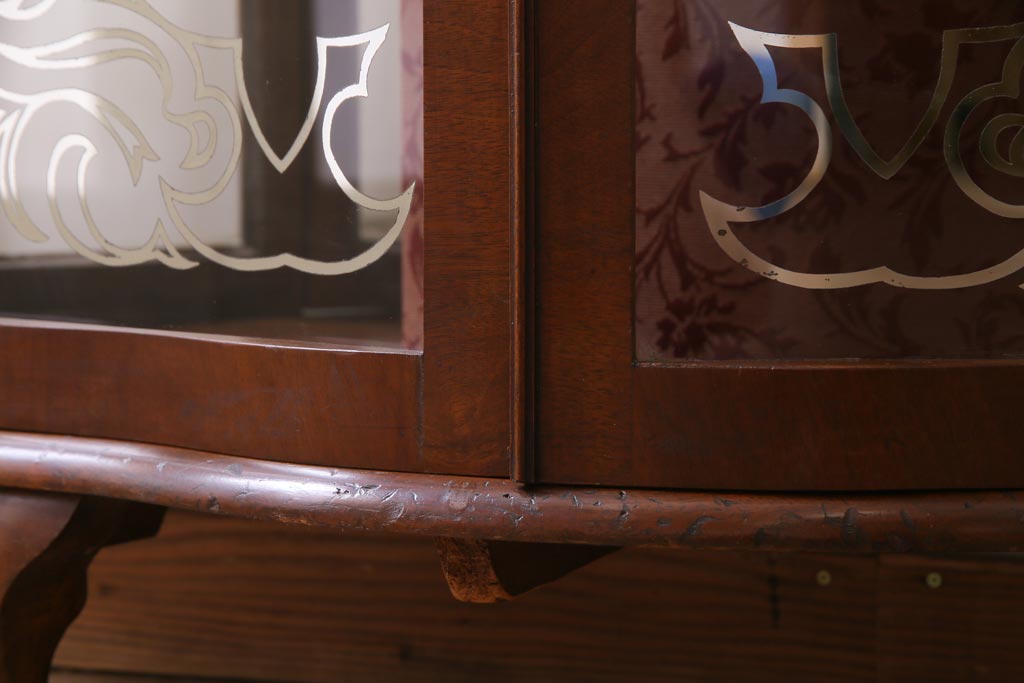 アンティーク家具　フランスアンティーク　ウォールナット材　エレガントな雰囲気が魅力のガラスケース(飾り棚、ガラスキャビネット)