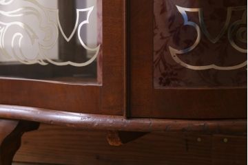 アンティーク家具　フランスアンティーク　ウォールナット材　エレガントな雰囲気が魅力のガラスケース(飾り棚、ガラスキャビネット)