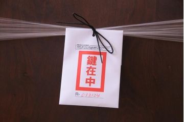 アンティーク家具　フランスアンティーク　ウォールナット材　エレガントな雰囲気が魅力のガラスケース(飾り棚、ガラスキャビネット)